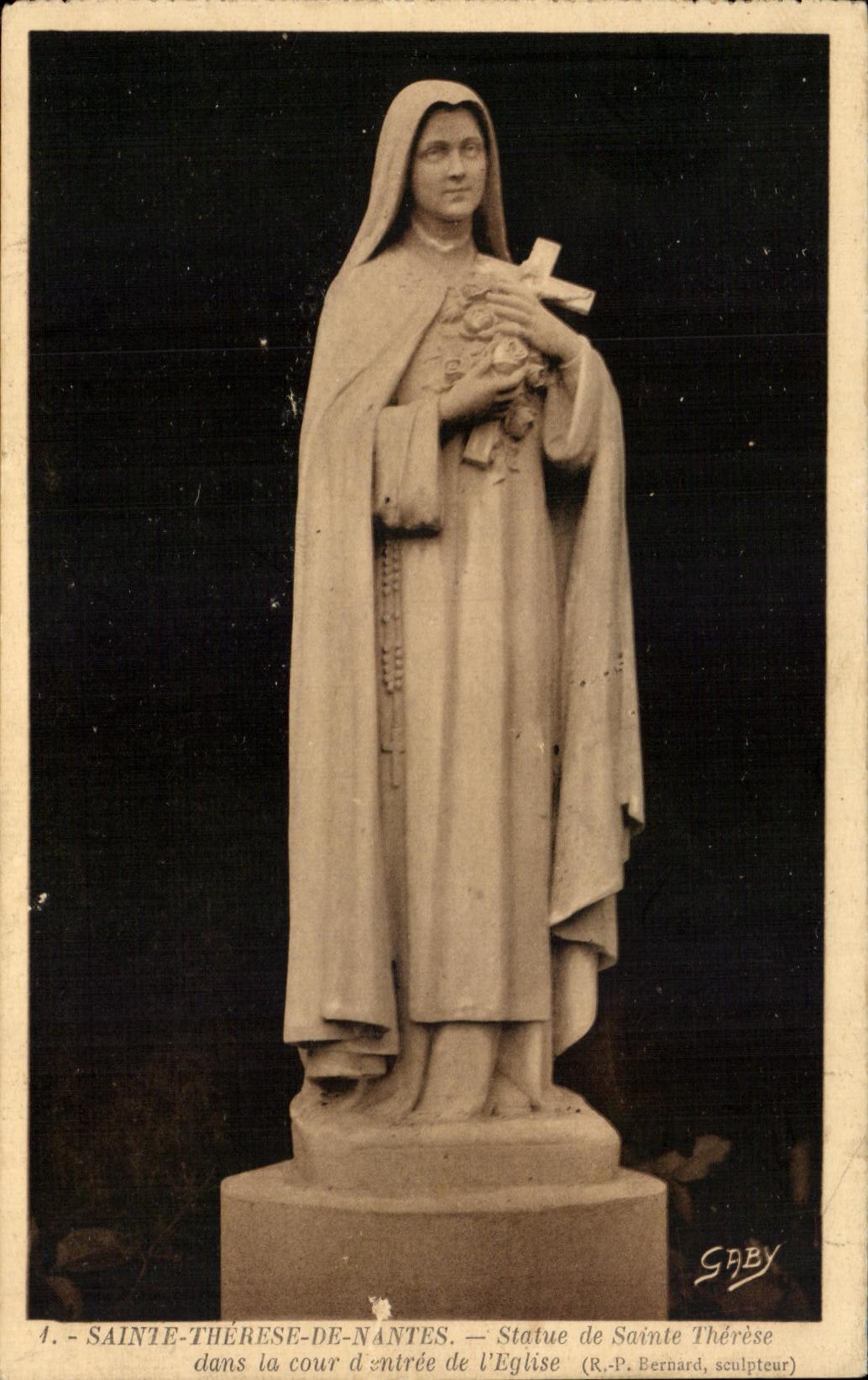 CPA Sainte Therese De Nantes Statue de Saint Therese dans la cour d mtree de I Eglise