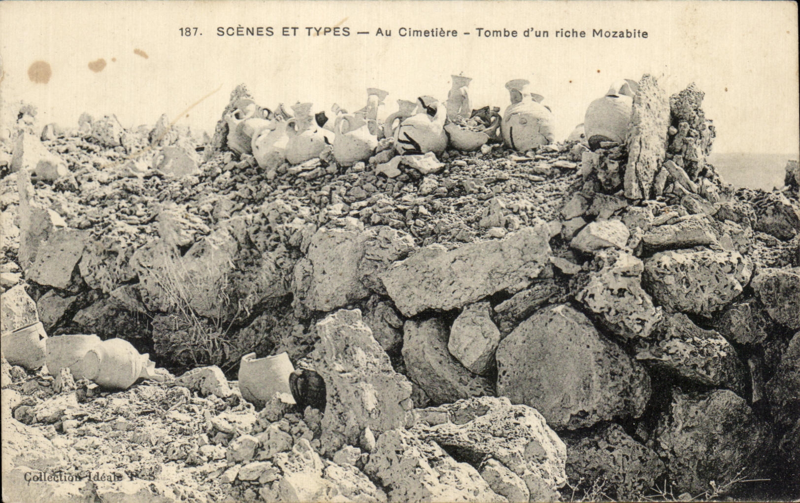 CPA Scenes Et Types Au Cimetiere Tombe d un riche Mozabite