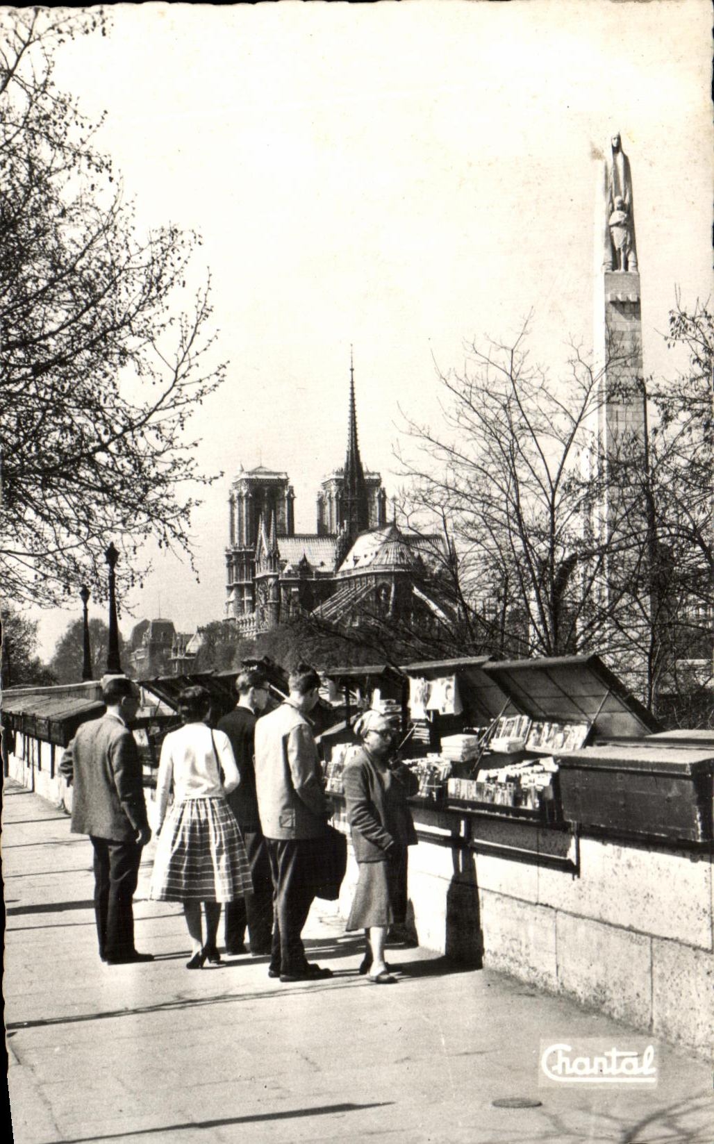 CPA Paris Notre Dame Statue de Saint Genevieve Les Bouquinistes