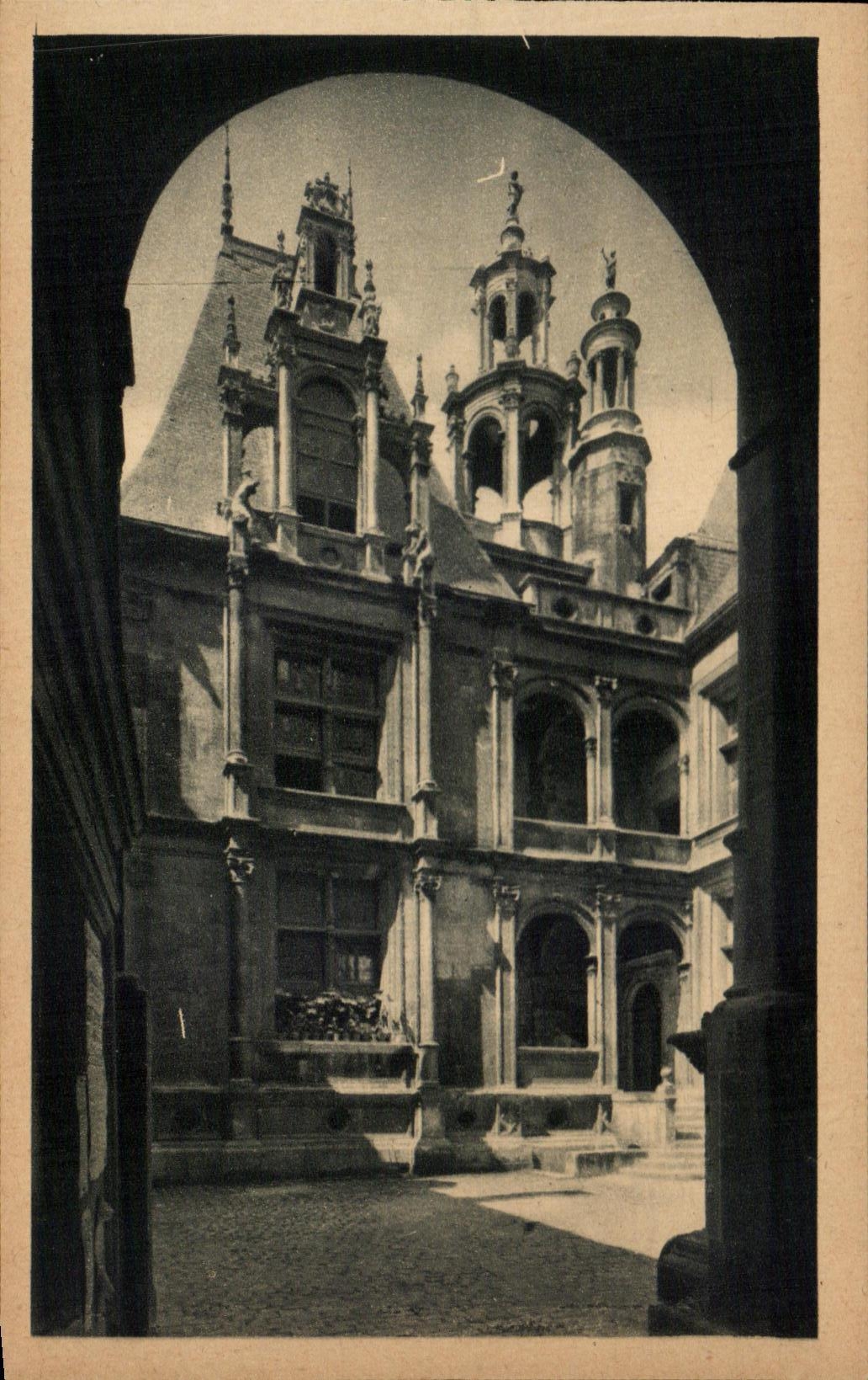 El hotel Escoville de CPA Caen un jefe trabaja las estructuras francesas y de ltallenne de la decoracion el hotel Escoville tiene de architeeture frances de la parte principal y de la decoracion italiana
