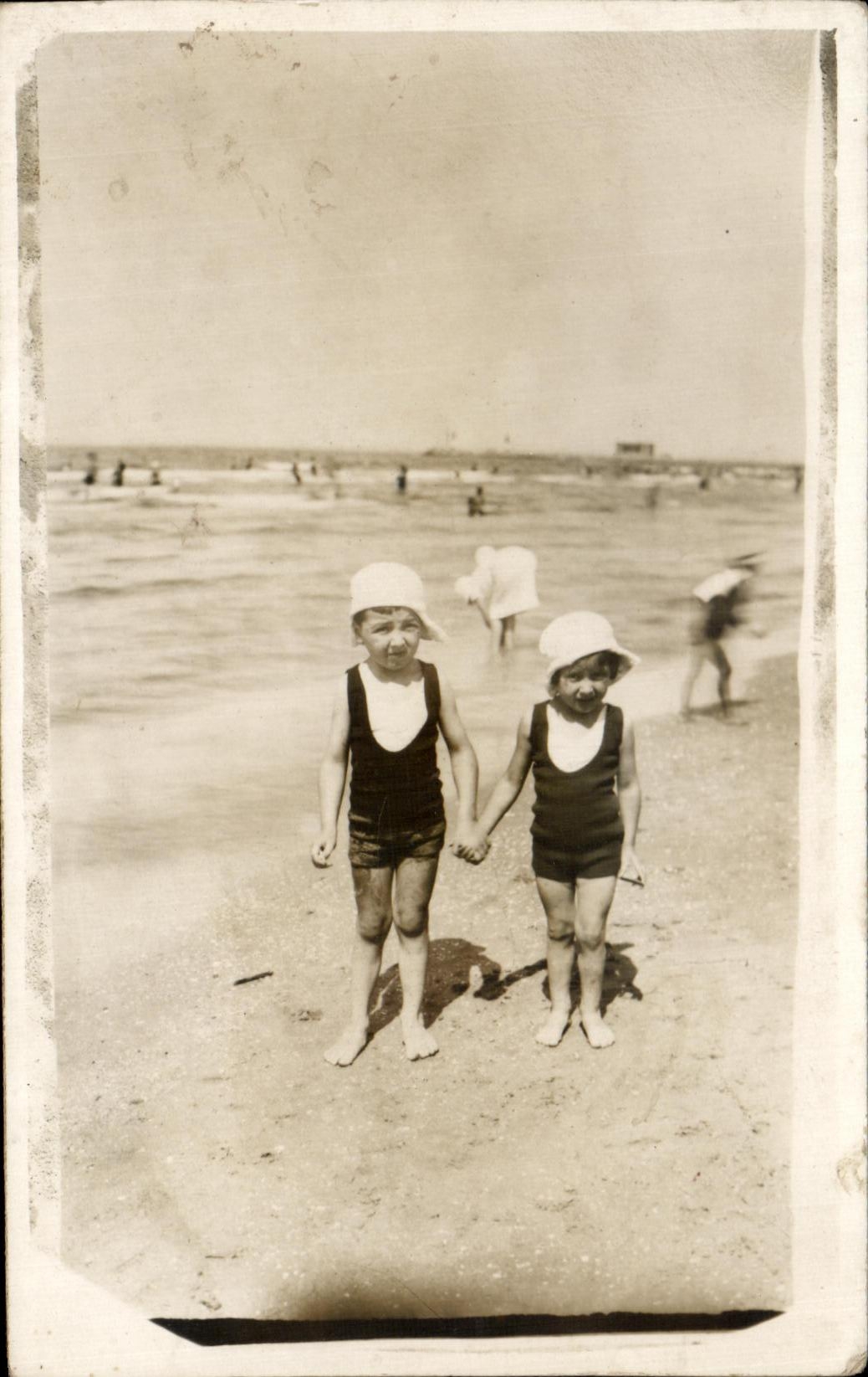 CARTE PHOTO Enfants a la plage