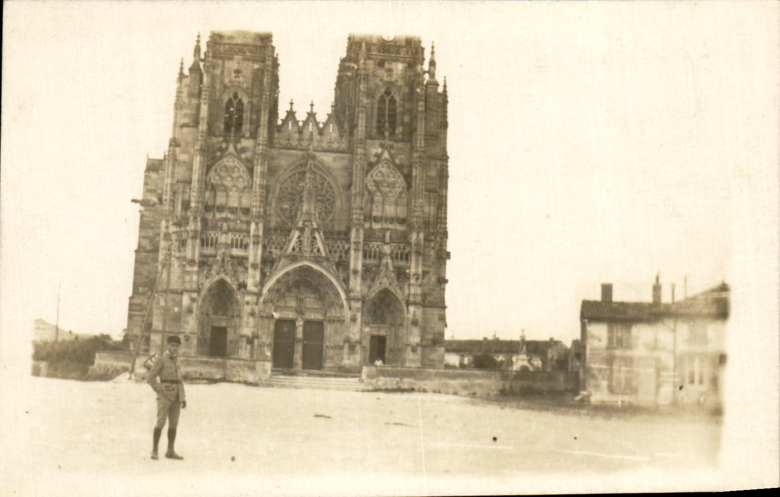 CARTE PHOTO Cathedrale et miltiaire