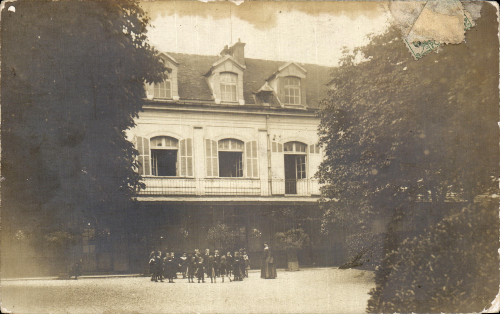 CARTE PHOTO Cour de recreation Enfants a l ecole ronde