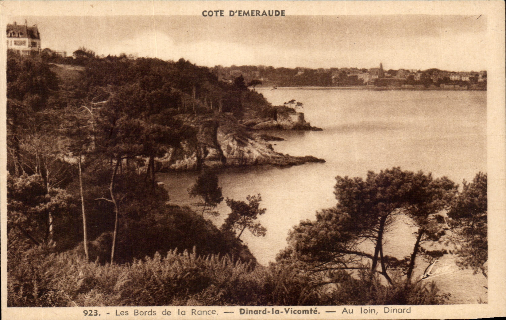 CPA Les Bords de la Rance Dinard la Vicomte Au loin Dinard