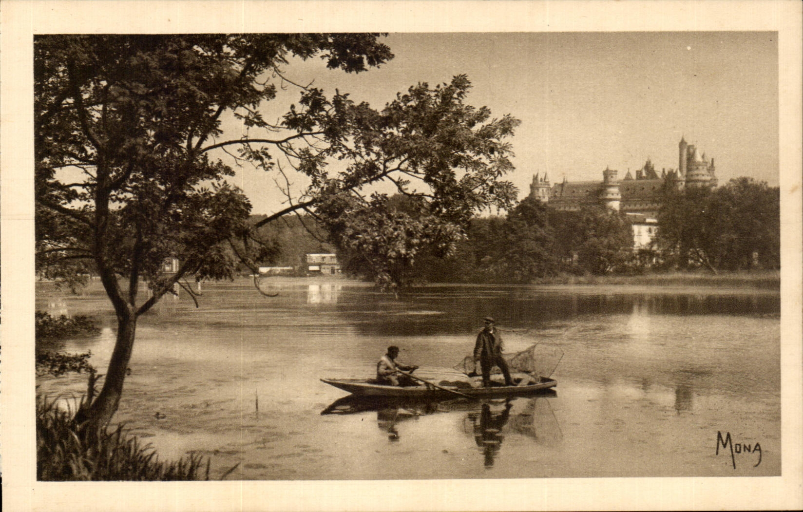 CPA Chateau De Pierrefonds Le Chateau et l Etang The castle and the pond