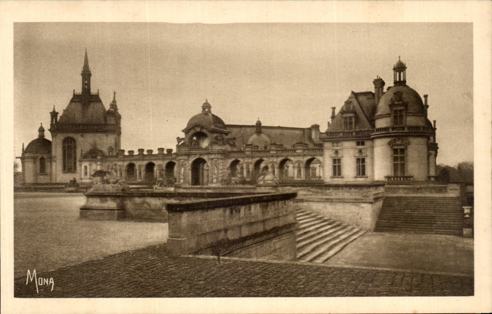 CPA Chateau De Chantilly Le Chateau eleve de 1876 a 1882 sur les plans de Daumet The Place built from the plans of Daumet