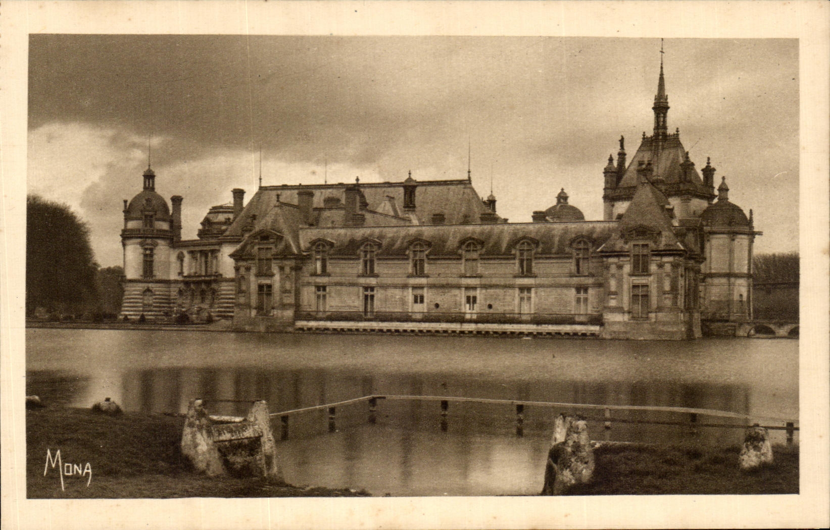 CPA Chateau De Chantilly Les Chateaux le petit Chateau et la Tour du Tresor The little Place and Treasury Tower