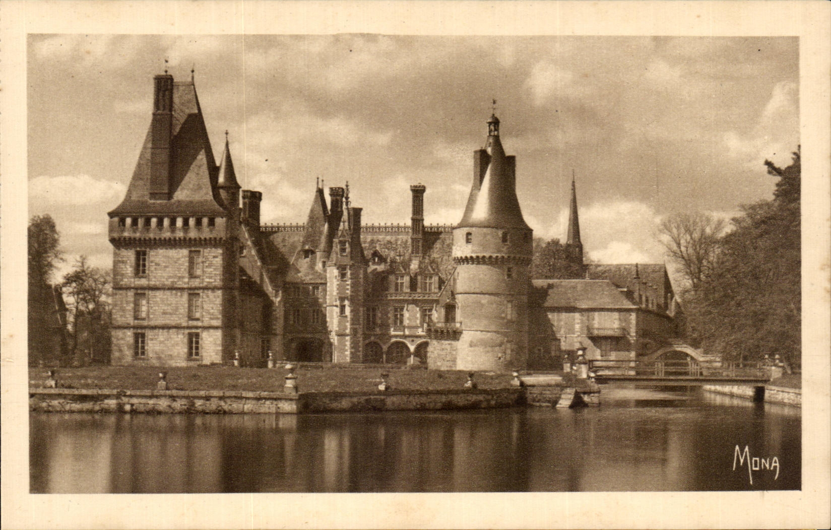 CPA Chateau De Maintenon Le Chateau facade principale sur l elang The Palace Fecade overlooking the pond