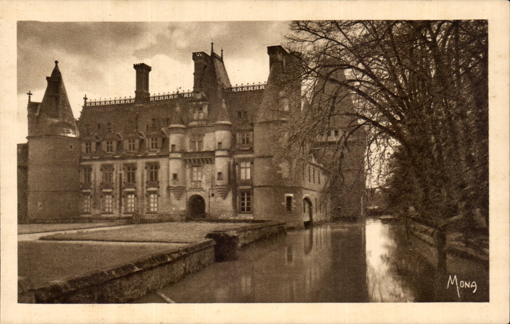 CPA Castle De Maintenon the Castle built in Renaissance off celebrates by the memories of Madam de Maintenon The Renaissance style Palace famous from the mamory Madam de Maime de Maintenon