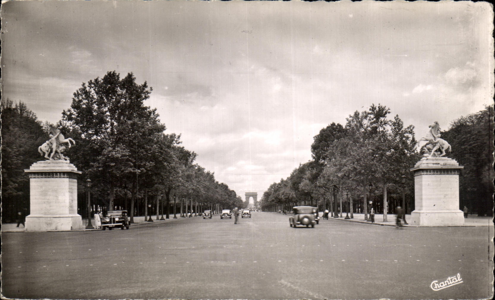 CPA Paris Les Chevaux de Marly Perspective sur les Champs Elysees