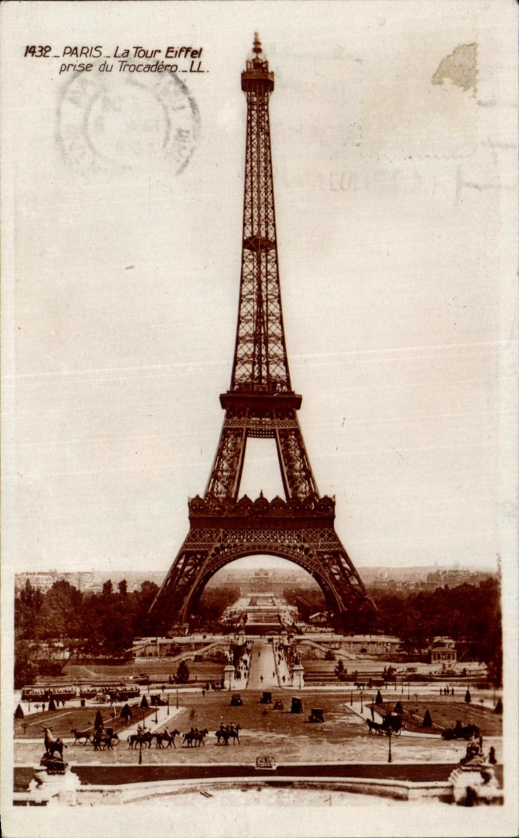 CPA Paris the Eiffel Tower taken of Trocadero