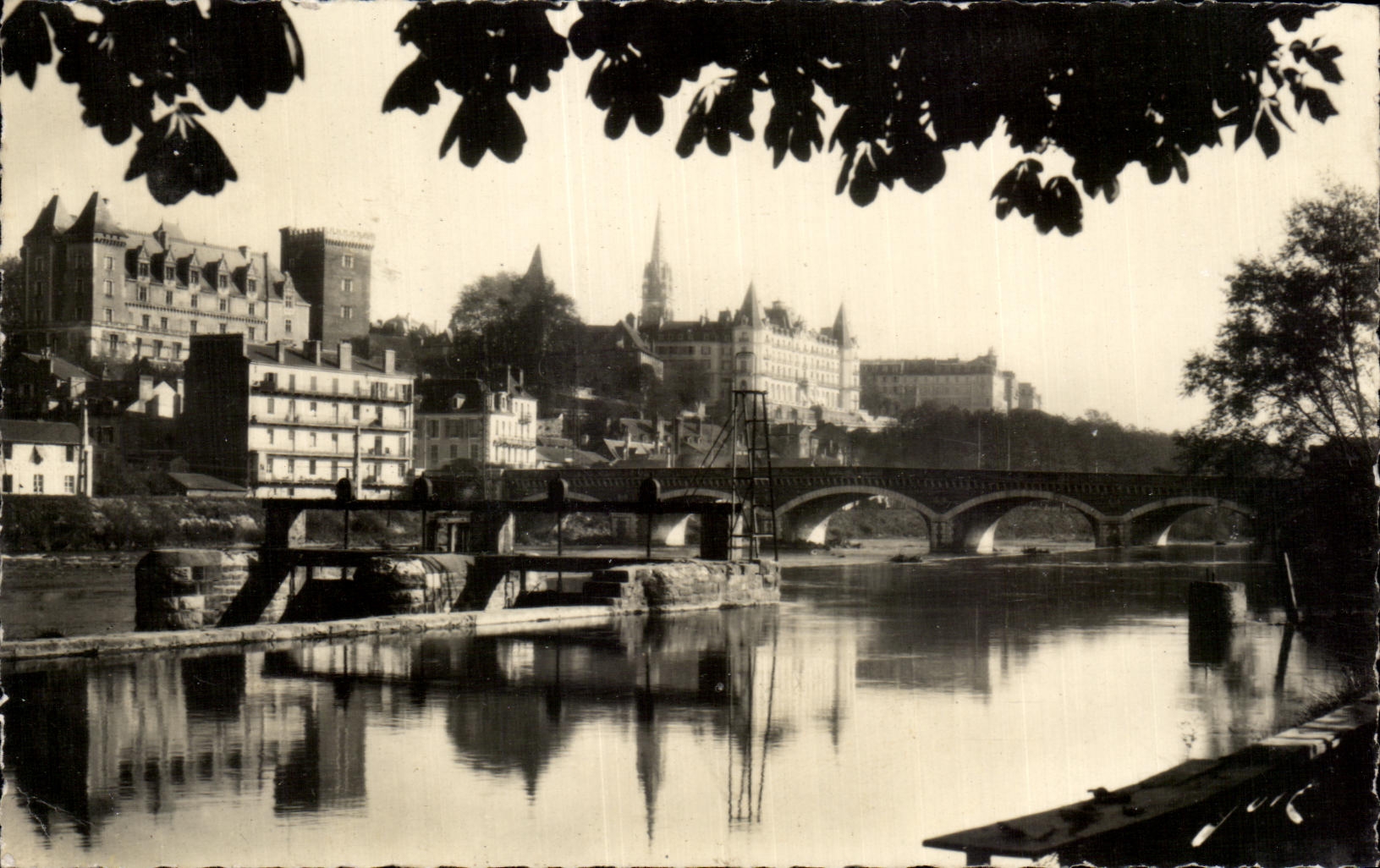CPA Pau the Henri castle seen of left bank of the gave