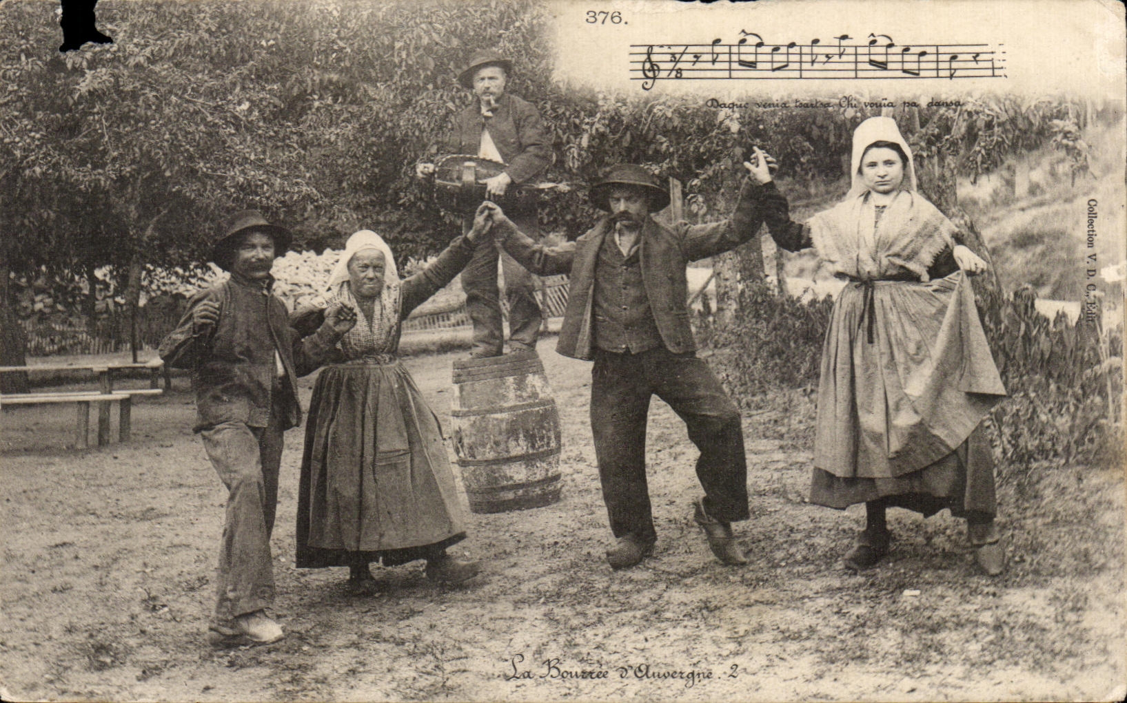 CPA La Bourree Folklore Costume Danse