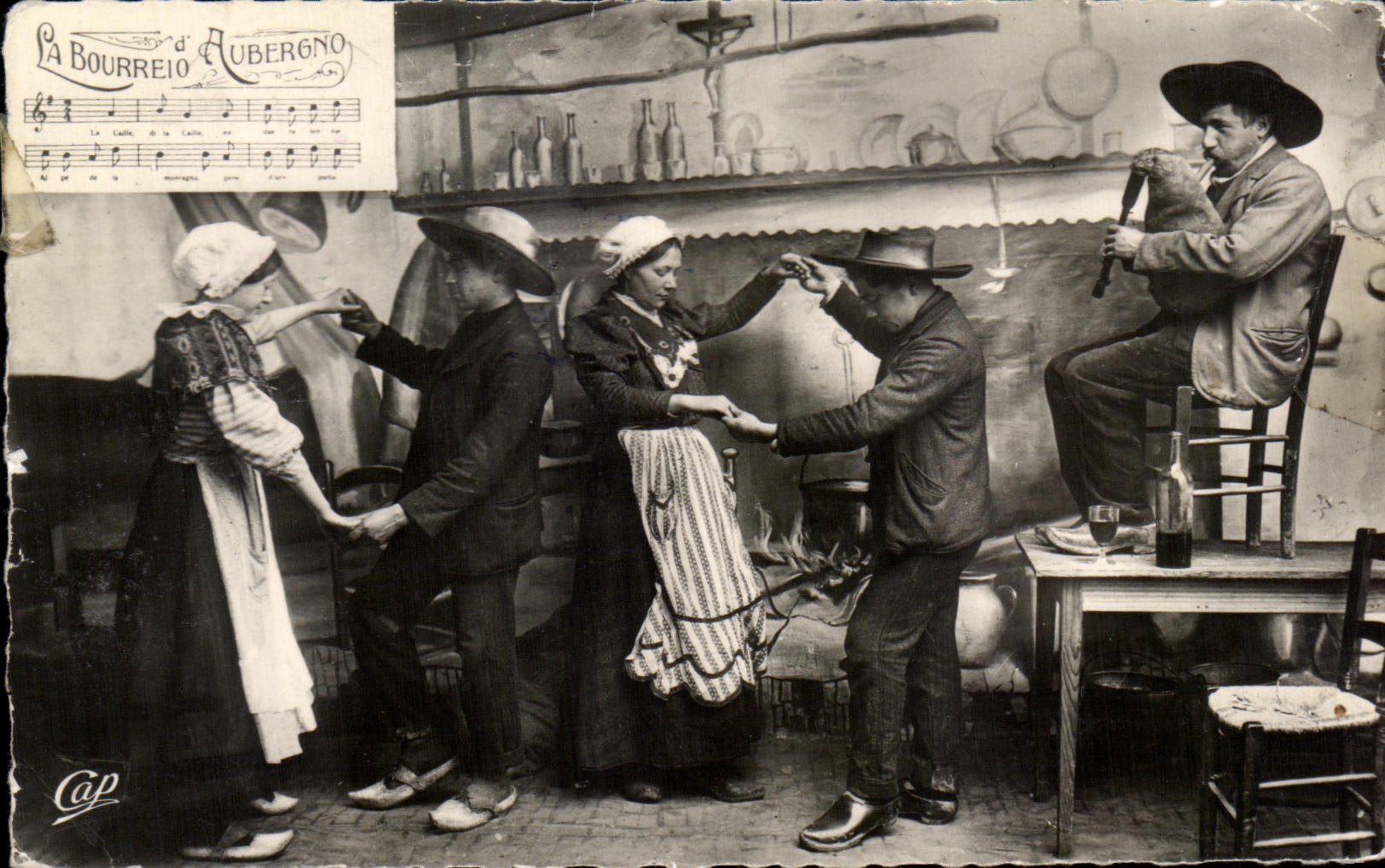 CPA Types D Auvergne La Bourree Folklore Costume Coiffes