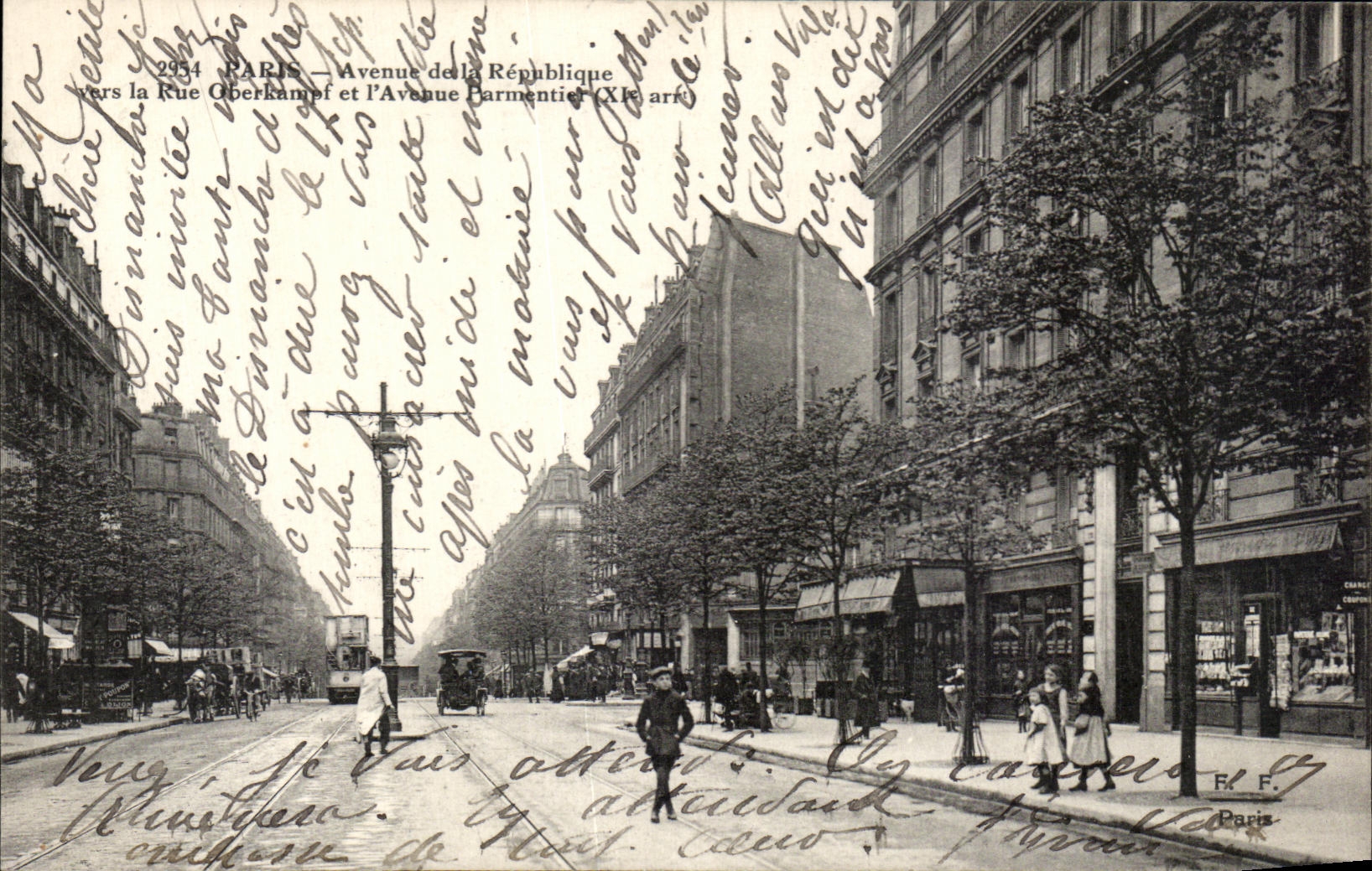 CPA Paris Avenue de la Republique vers la rue Oberkampf et l avenue parmentier Enfants