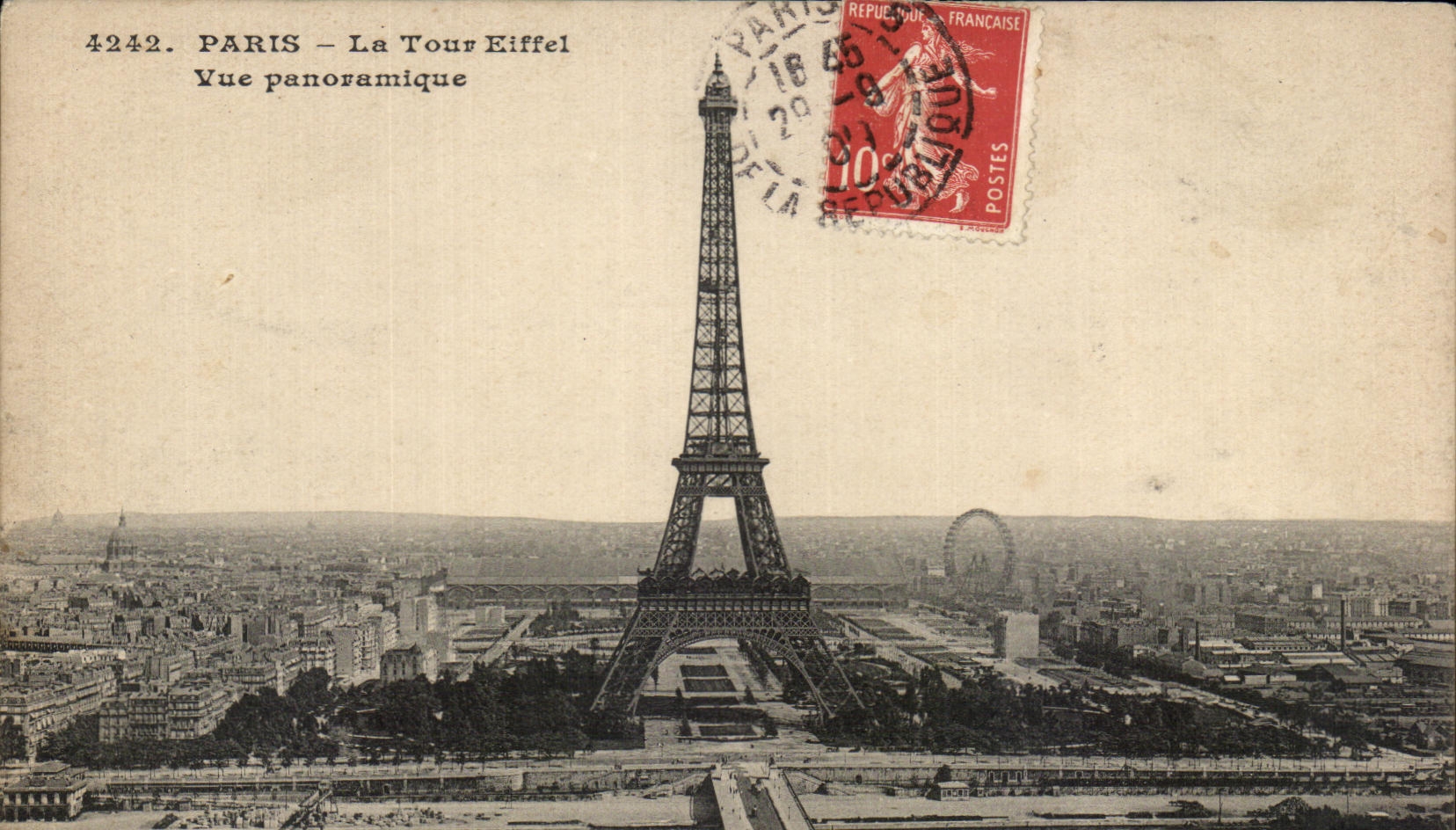 CPA Paris La Tour Eiffel Vue panoramique