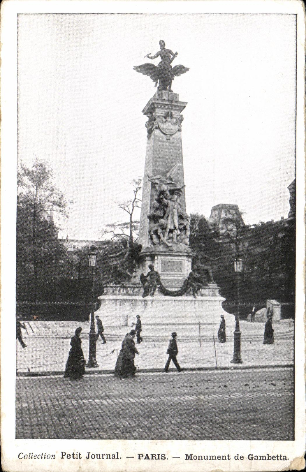 CPA Petit Jurnal Paris Monument de Gambetta