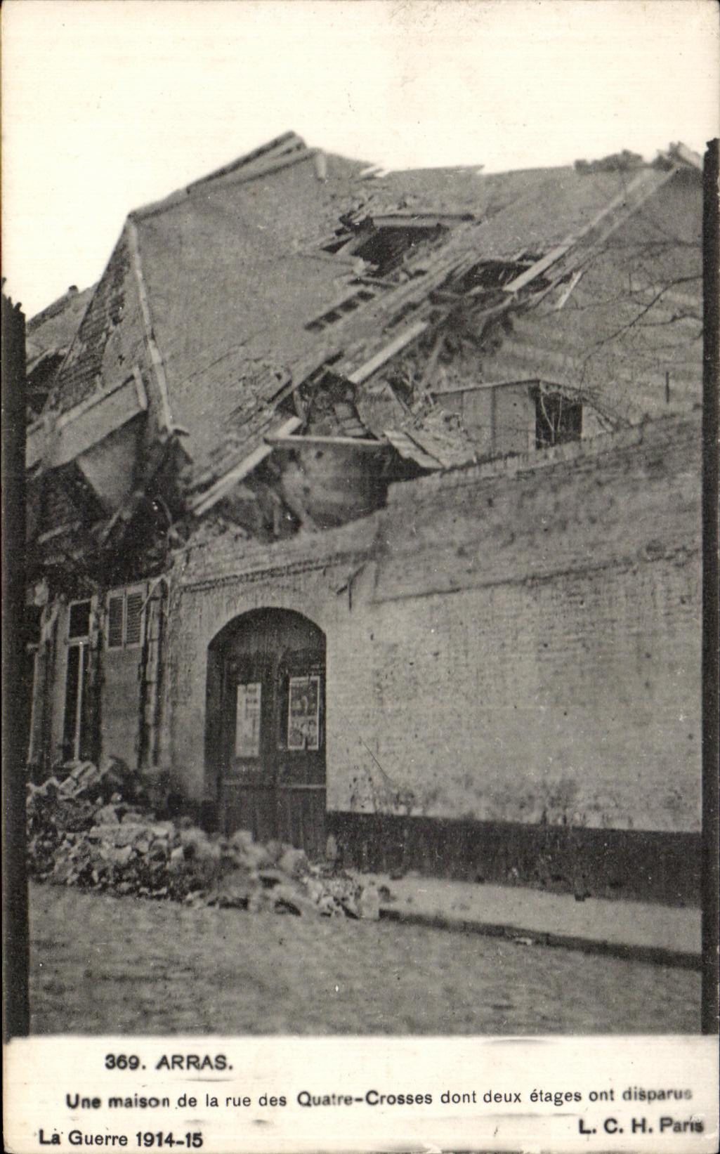 CPA Arras Une maison de la rue des Quatre Crosses dont deux etages ont desparus La Guerre 1914 15 L C H Paris Militaria