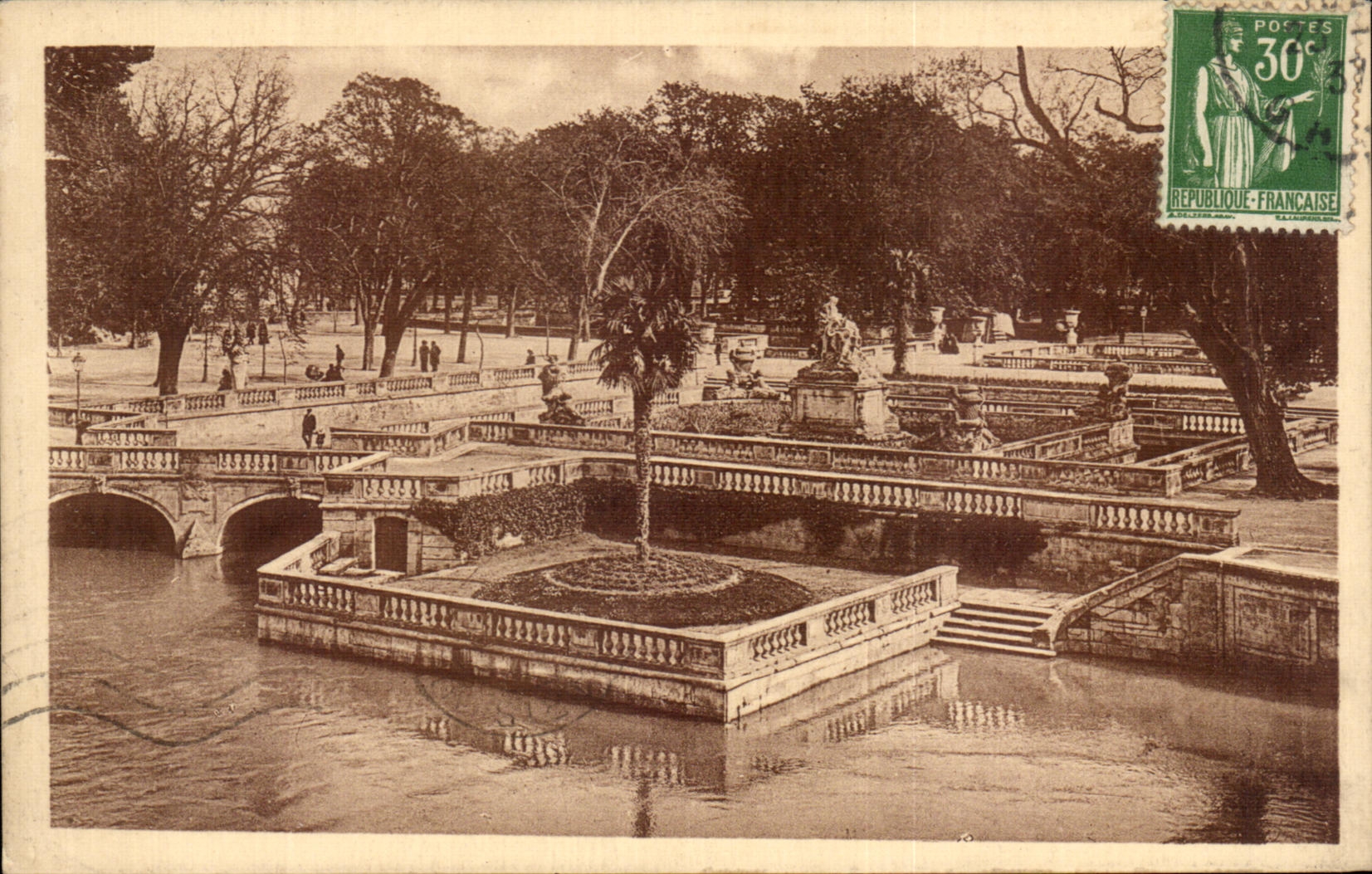 CPA Nimes Le Jardin de la Fontaine La Source et les Bains