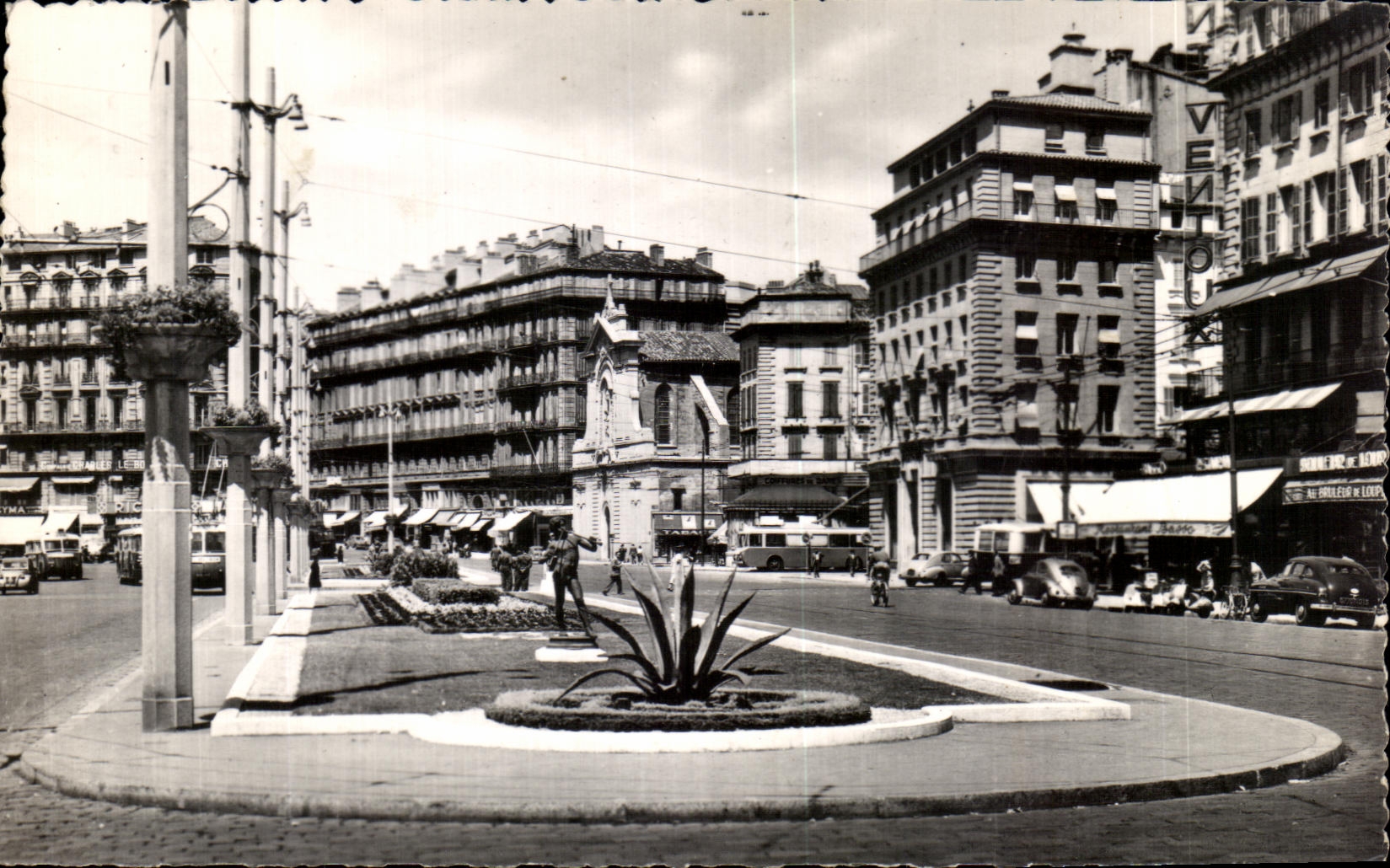 CPA Marseille Le Quai des Belges et ses Jardins