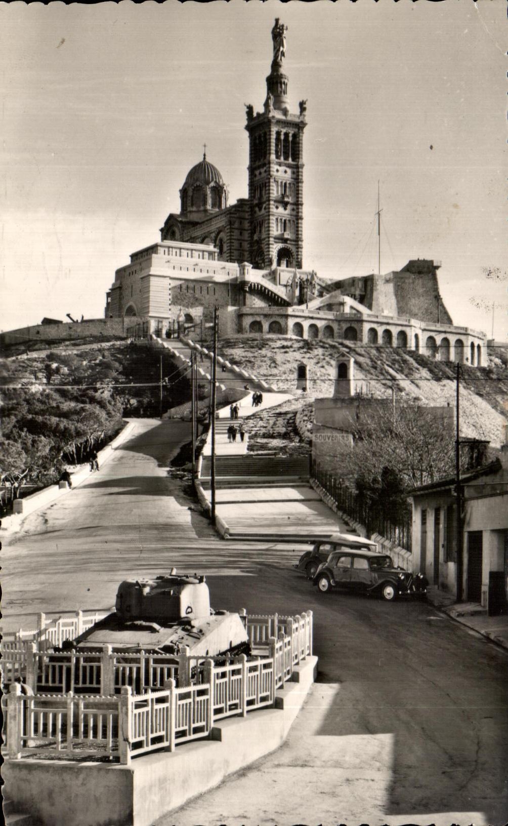 CPA Marseille Basilique Notre Dame de la Garde Au premier plan le Ohar Jeanne d Arc