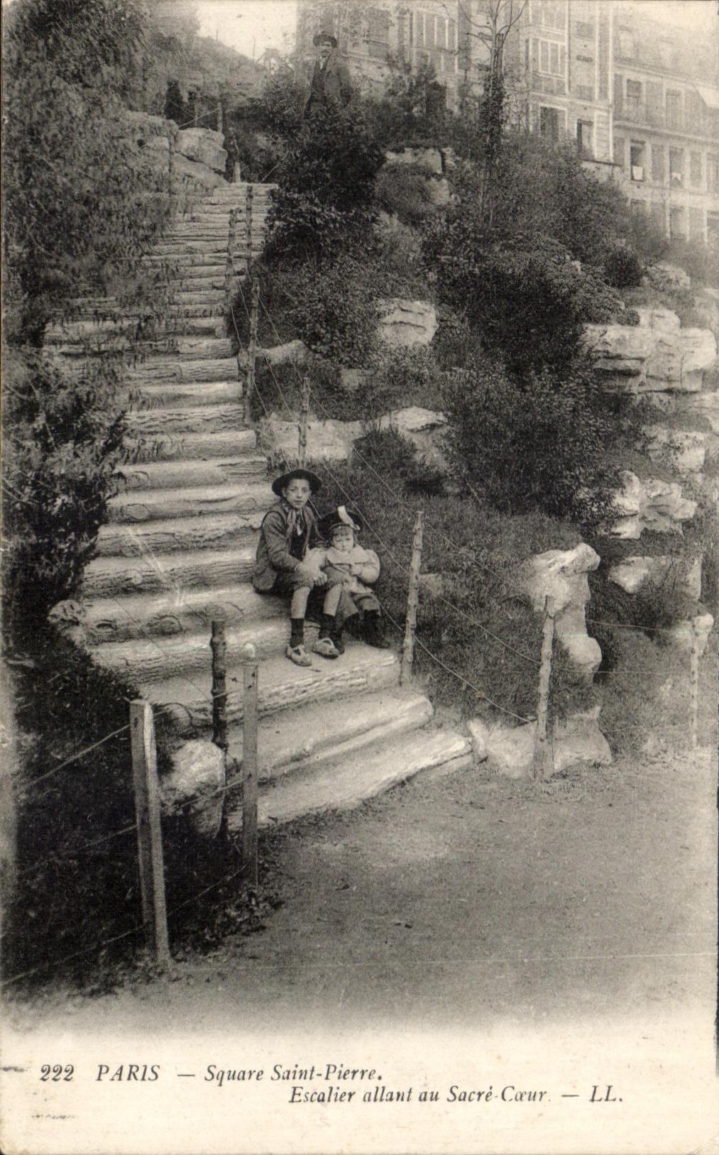 CPA Paris Square Saint Pierre Escalier allant au Sacre Coeur Enfants