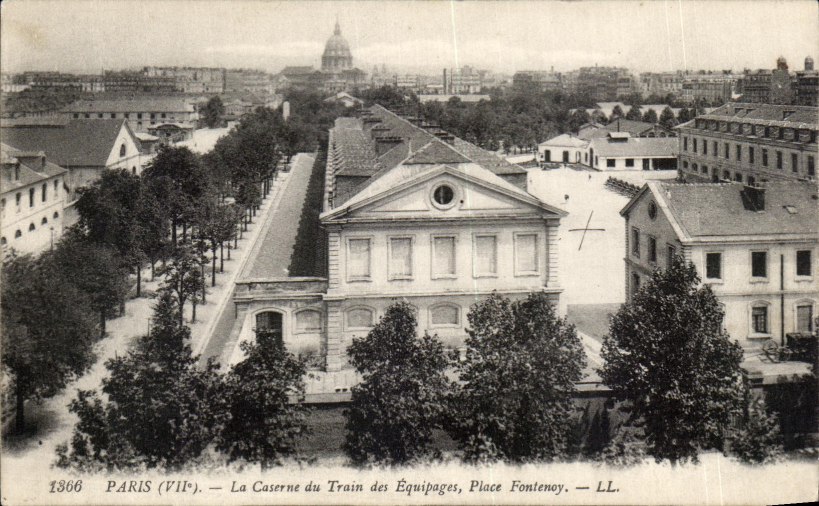 CPA Paris La Caserne du Train des Equipages Place Fontenoy Militaria