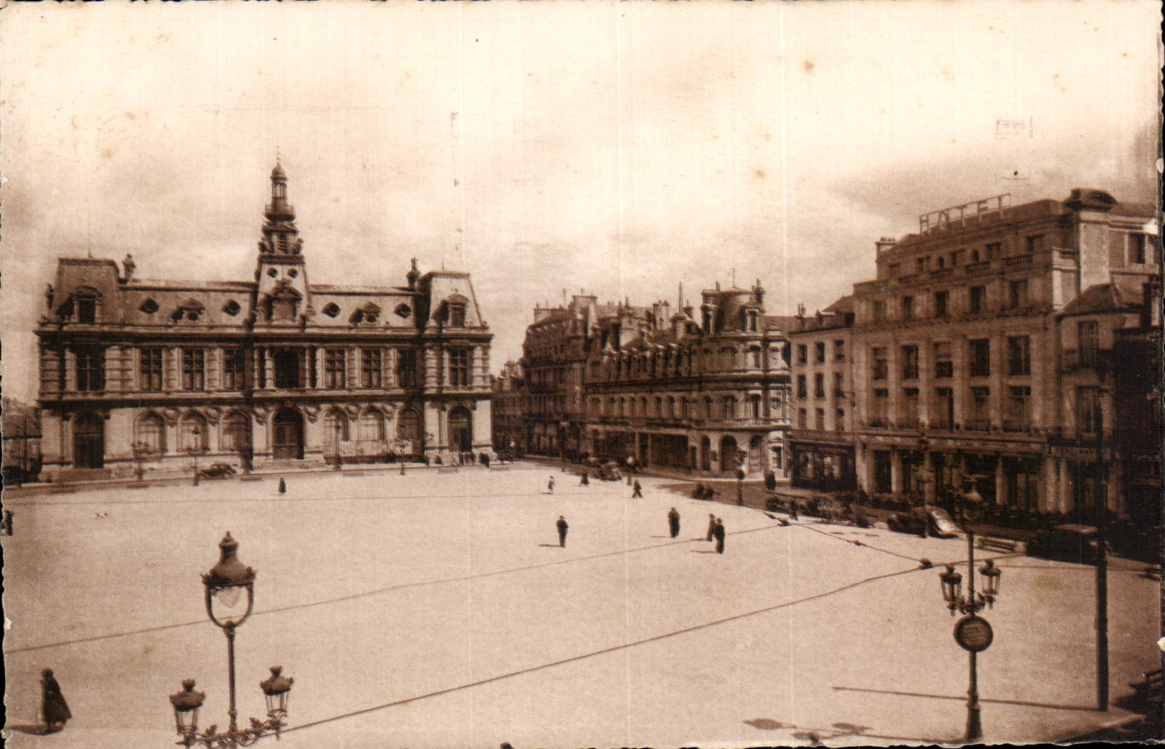 CPA Poitiers La Place d Armes et l Hotel de Ville