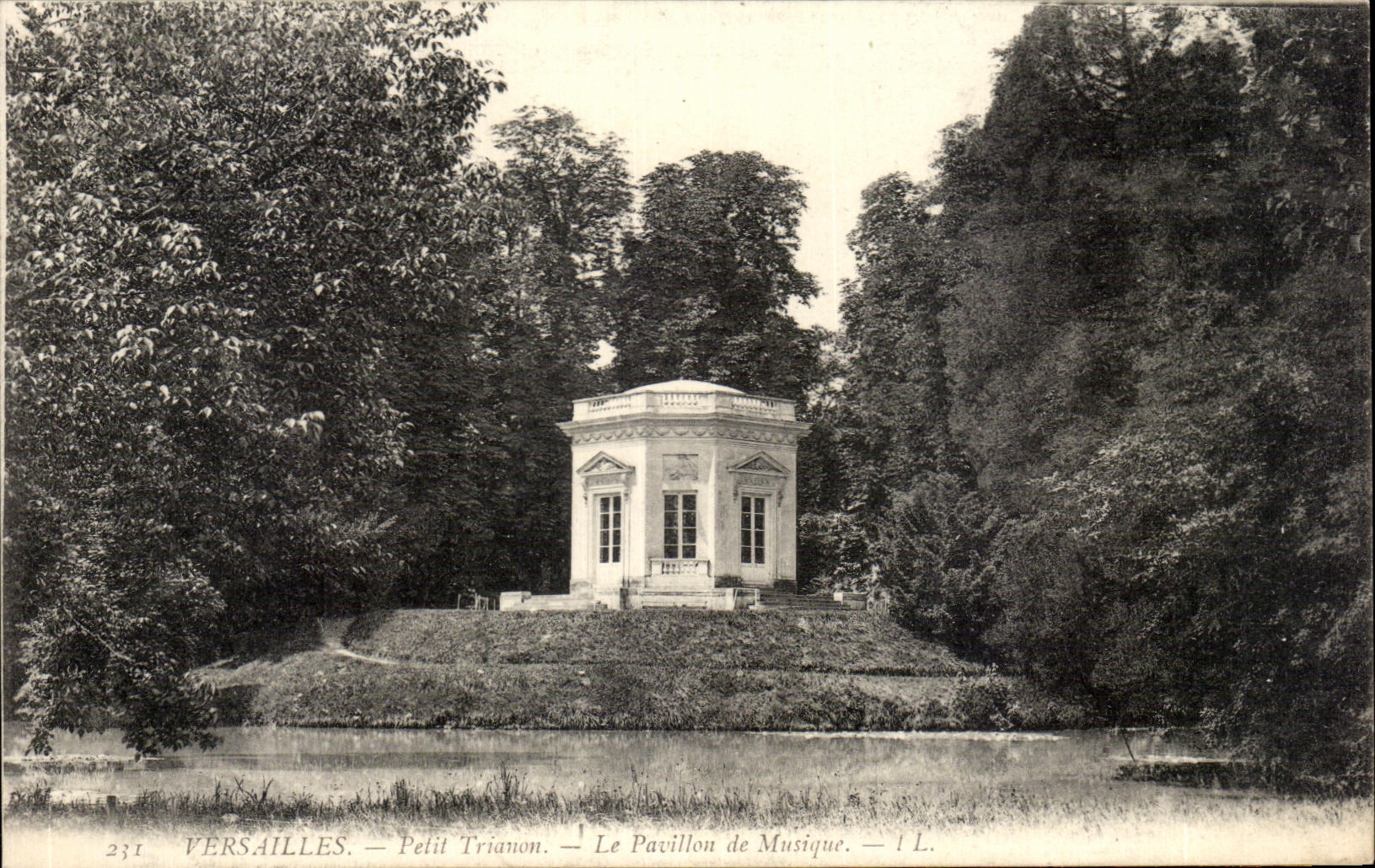 CPA Versailles Petit Trianon Le Pavillon de Musique