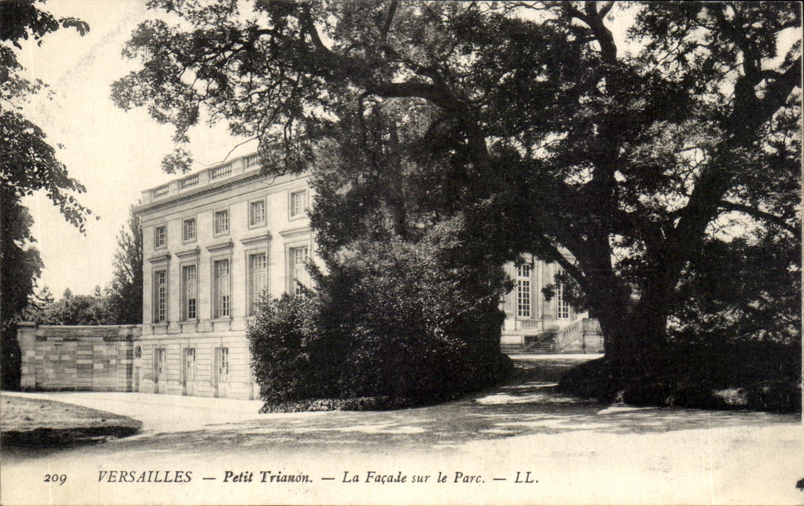 CPA Versailles Petit Trianon La Facade sur le Parc