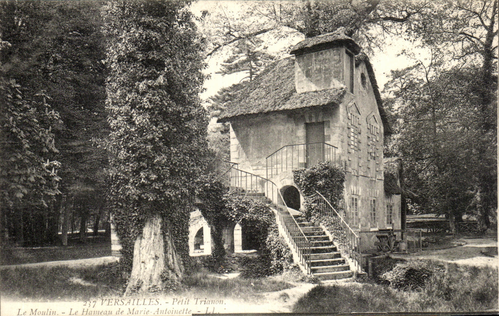 CPA Versailles Petit Trianon Le Moulin Le Hameau de Morie Antoinette