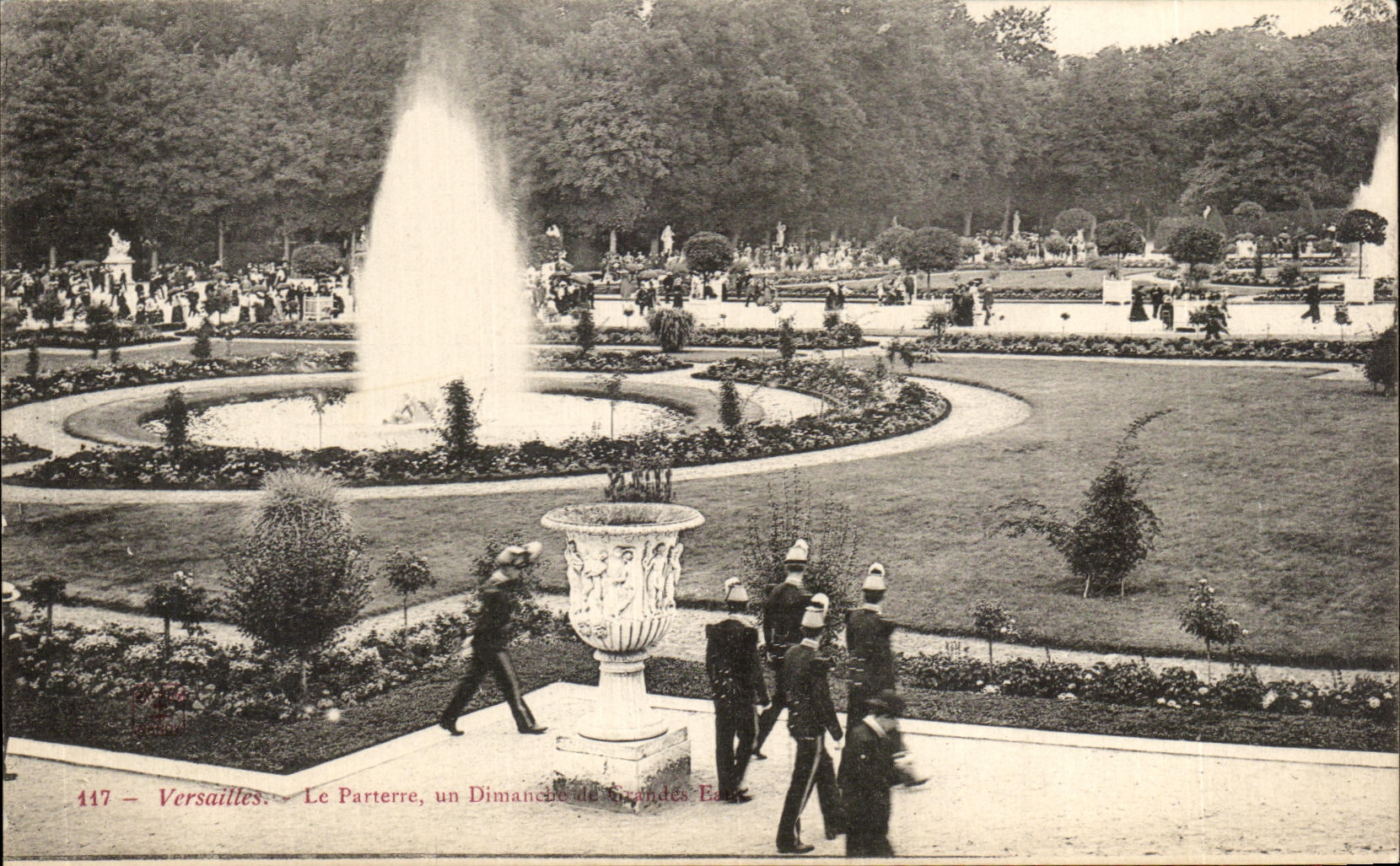 CPA Versailles Le Parterre Un Dimanche Militaria 