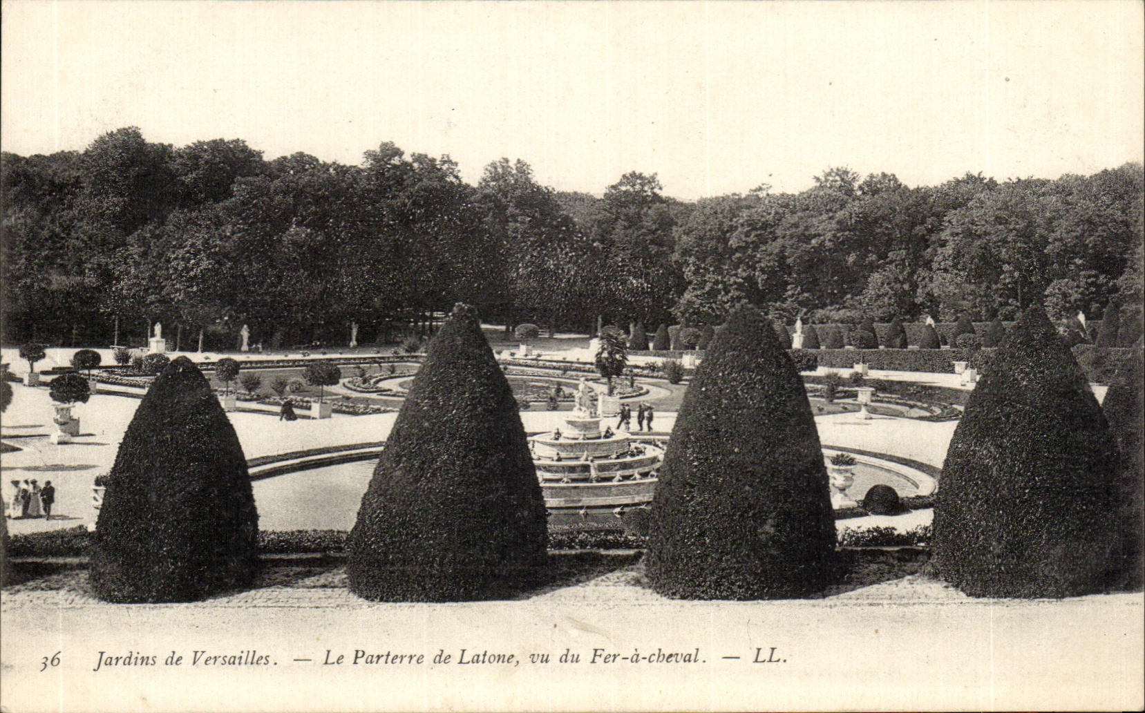 CPA Jardins de Versailles Le Parterre de Latone vu du Fer a cheval