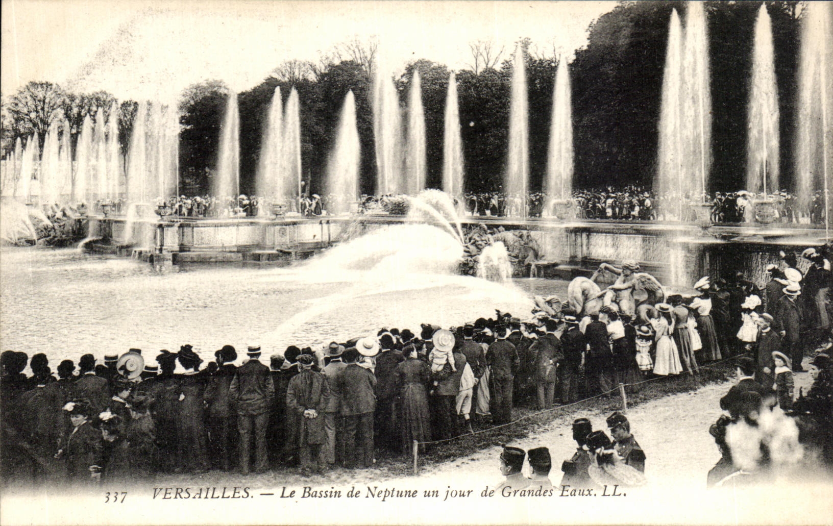 CPA Versailles Le Bassin de Neptune un jour de Grandes Eaux