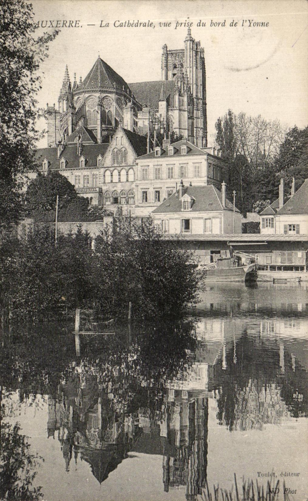 CPA Auxerre La Cathedrale vue prise du bord de I Yonne