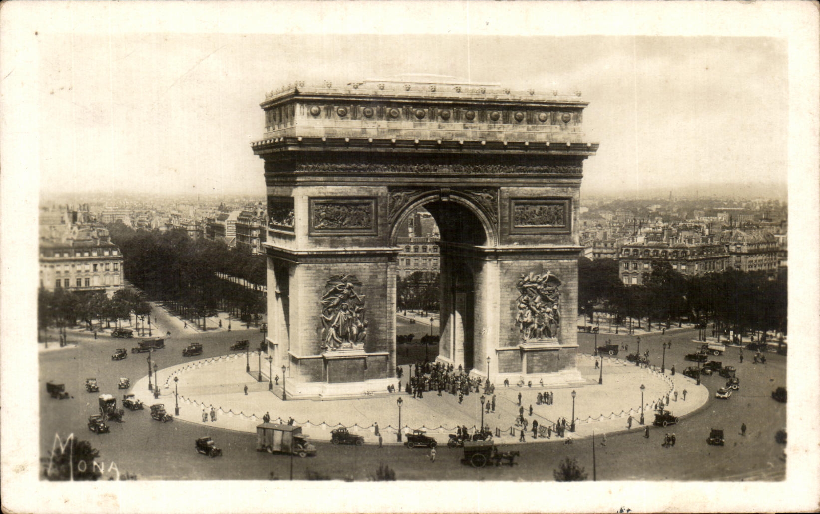 CPA Paris La Place de I Etoile et I Arc de Triomphe
