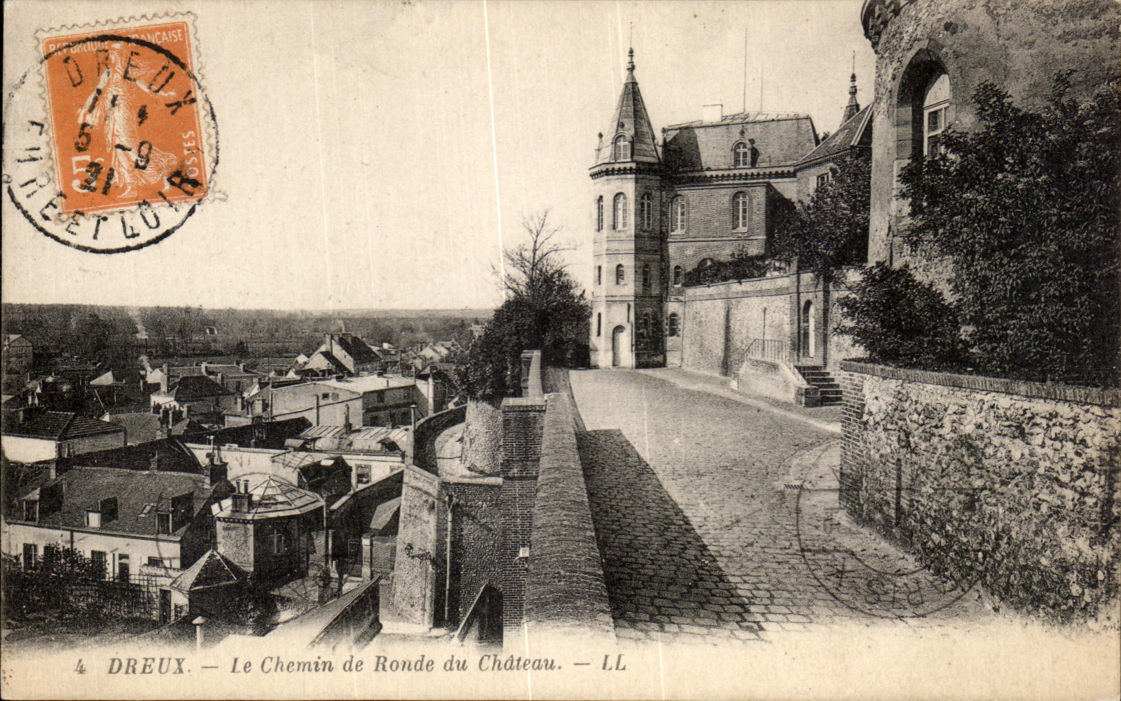 CPA Dreux Le Chemin de Ronde du Chateau