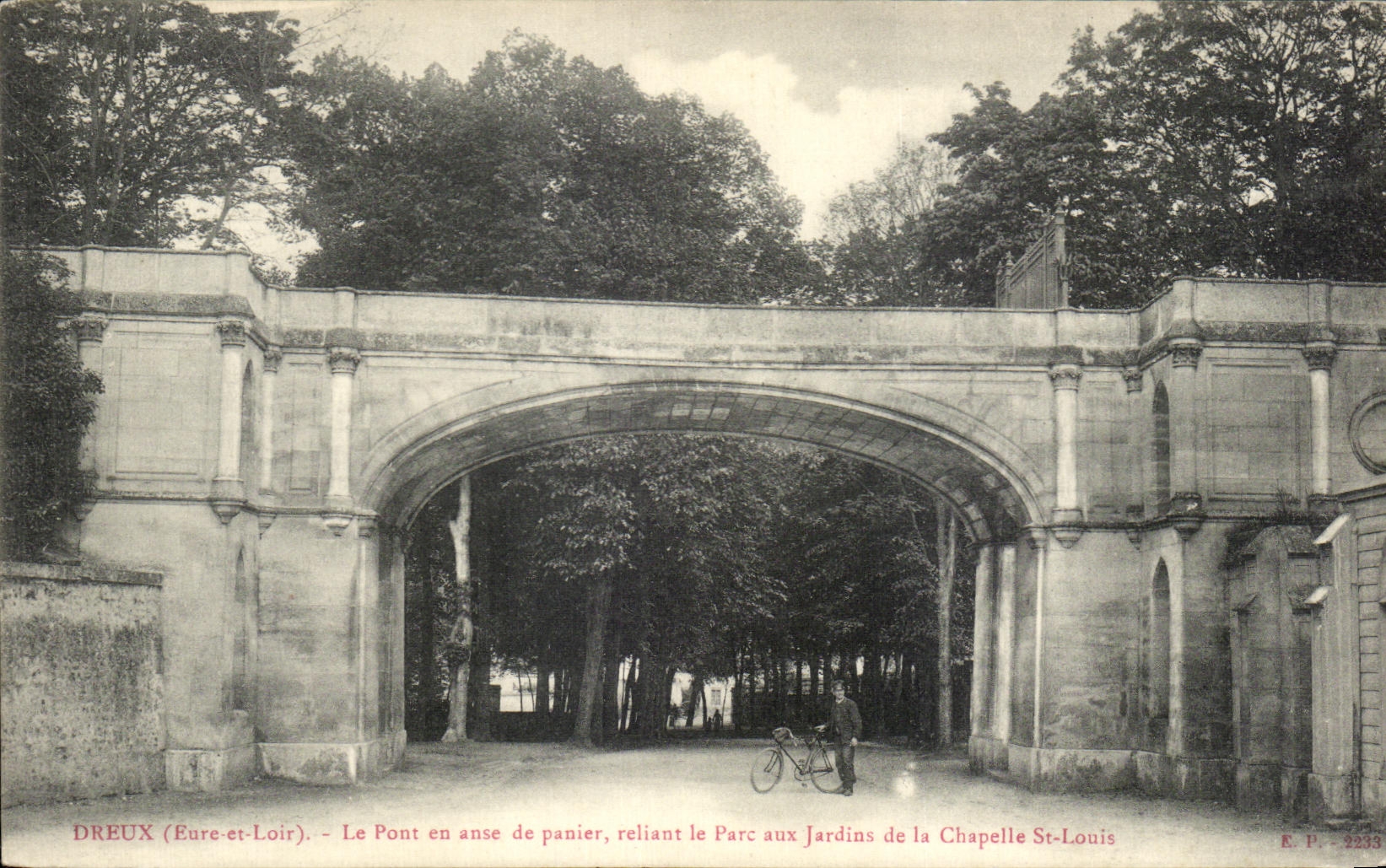CPA Dreux Le Pont en anse de Panler reliant le Pare aux Jardins de la Chapelle St Louis