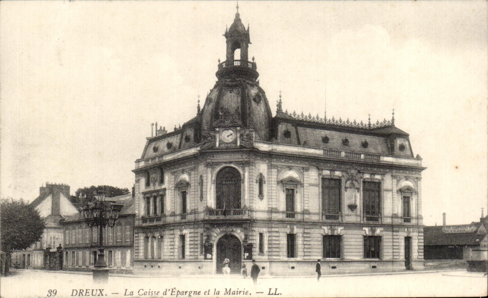 CPA Dreux La Caisse d Epargne et la Mairie