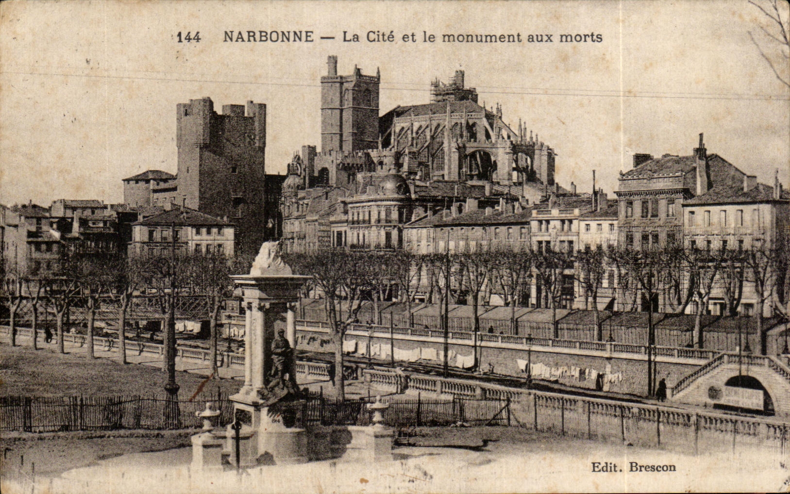 CPA Narbonne La Cite et le Monument aux Morts