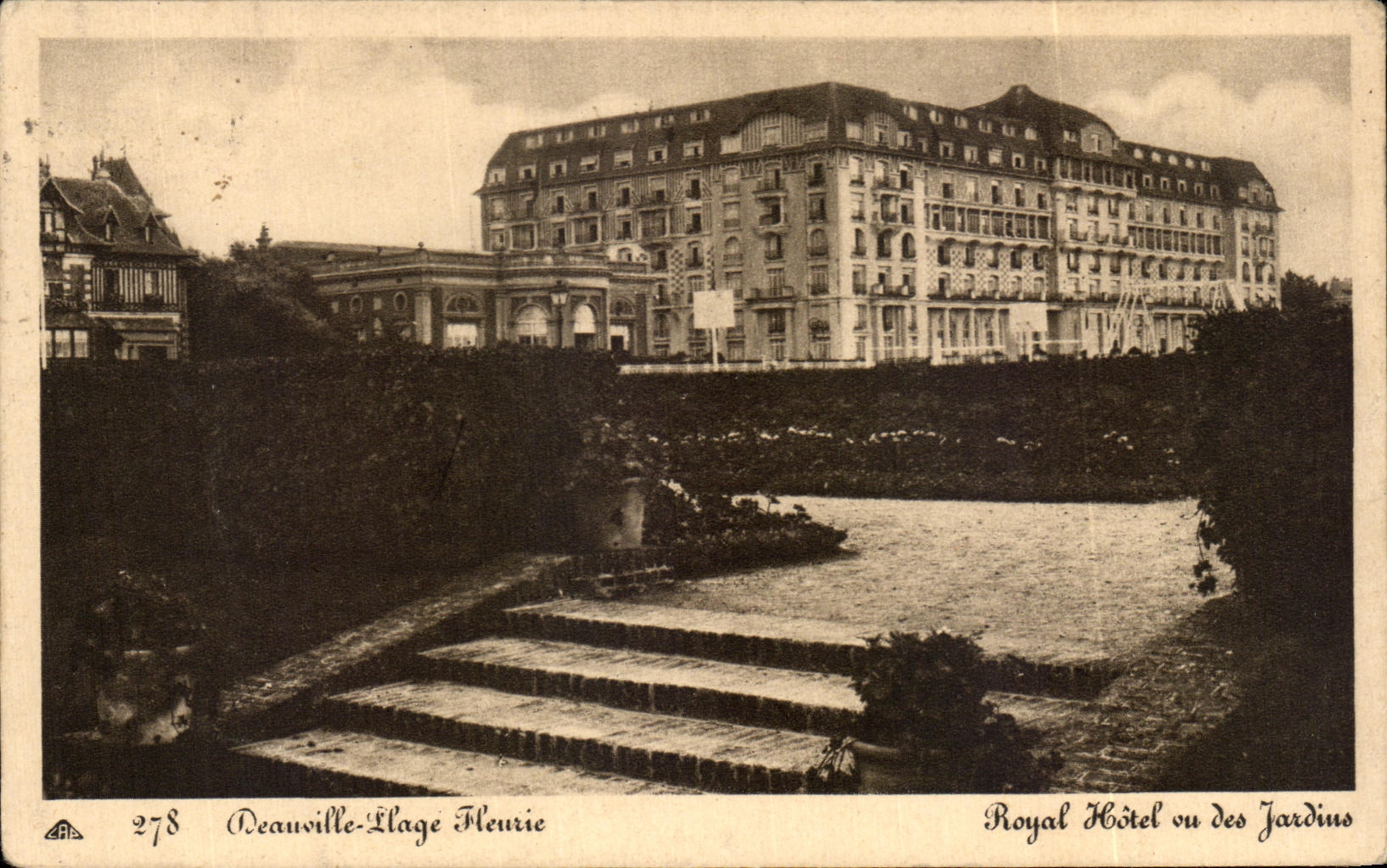 CPA Deauville Plage Fleurie Royal hotel vu des jardins
