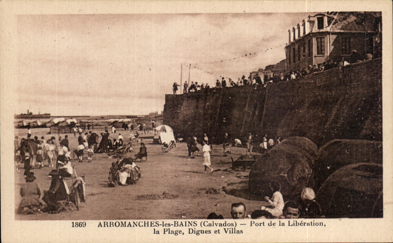 CPA Arromanches Les Bains Port de la Liberation la Plage Digues et Villas
