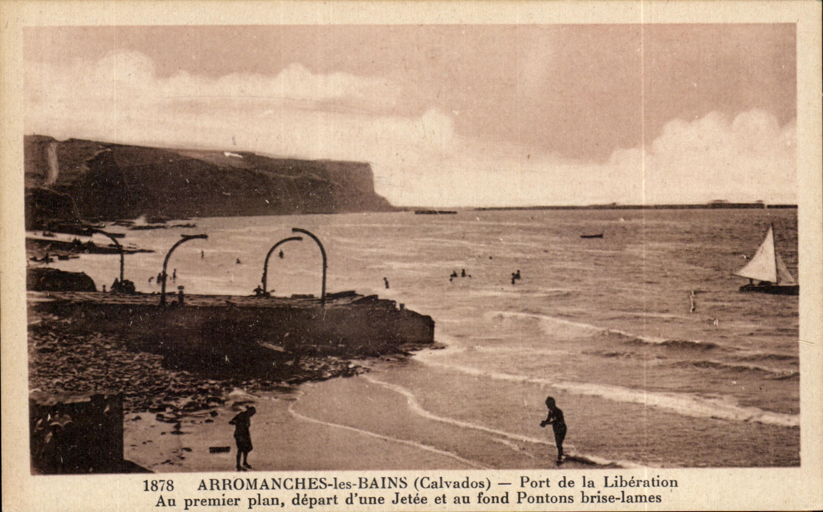 CPA Arromanches Les Bains Port de la Liberation la Plage Digues et Villas
