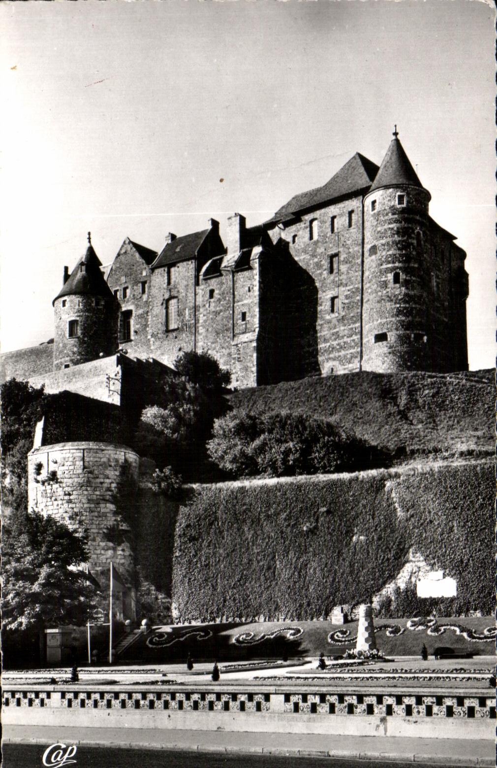 CPA Dieppe Le Chateau et le square