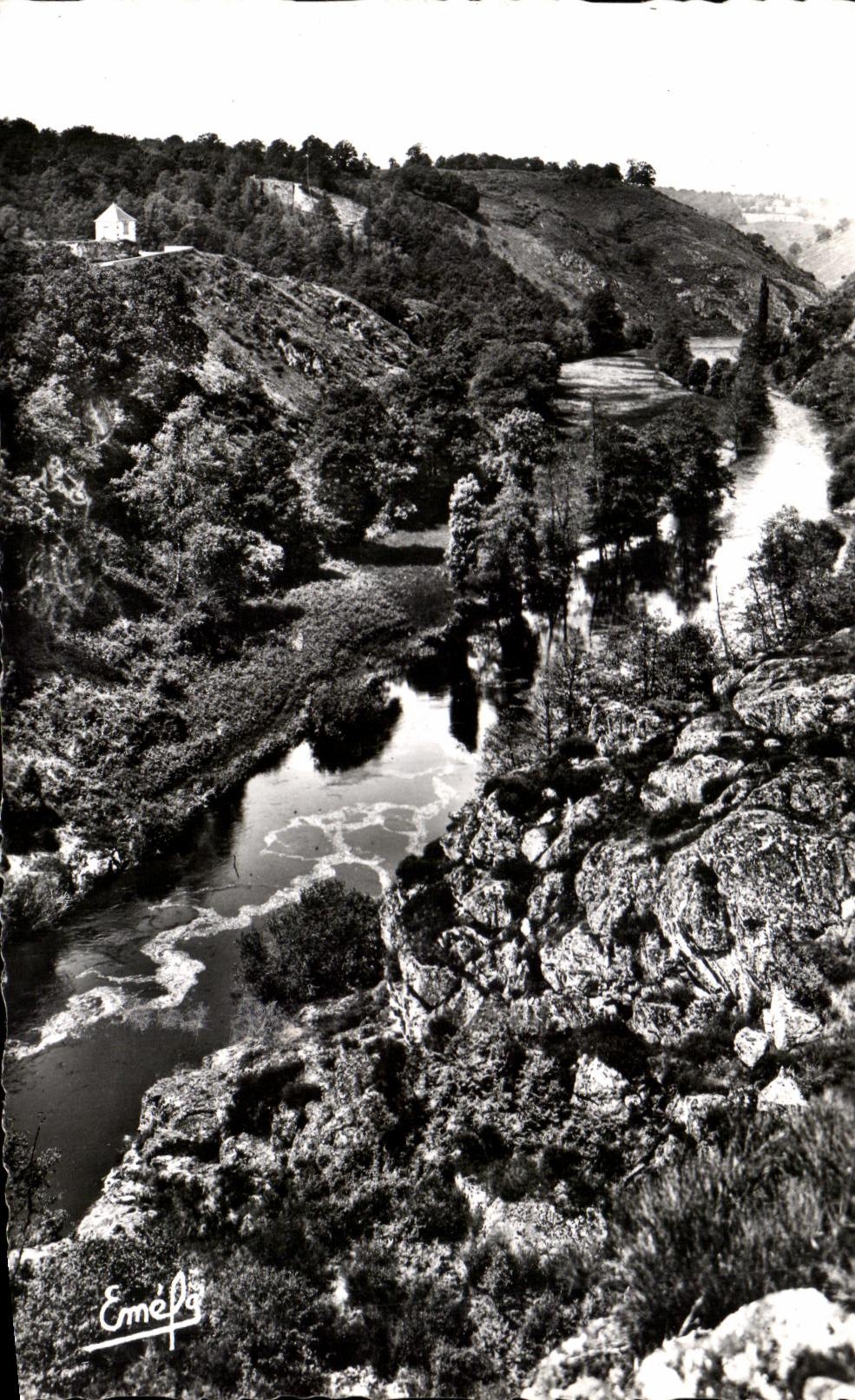 CPA La Creuse Pittoresque Anzeme Paysage sur la vallee de la Creuse