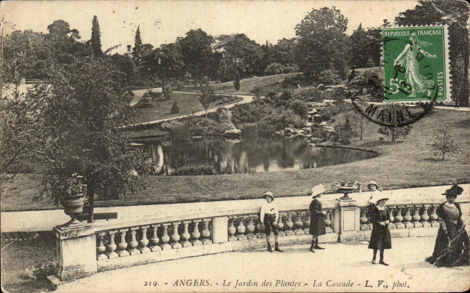 CPA Angers the Botanical garden the Cascade Children