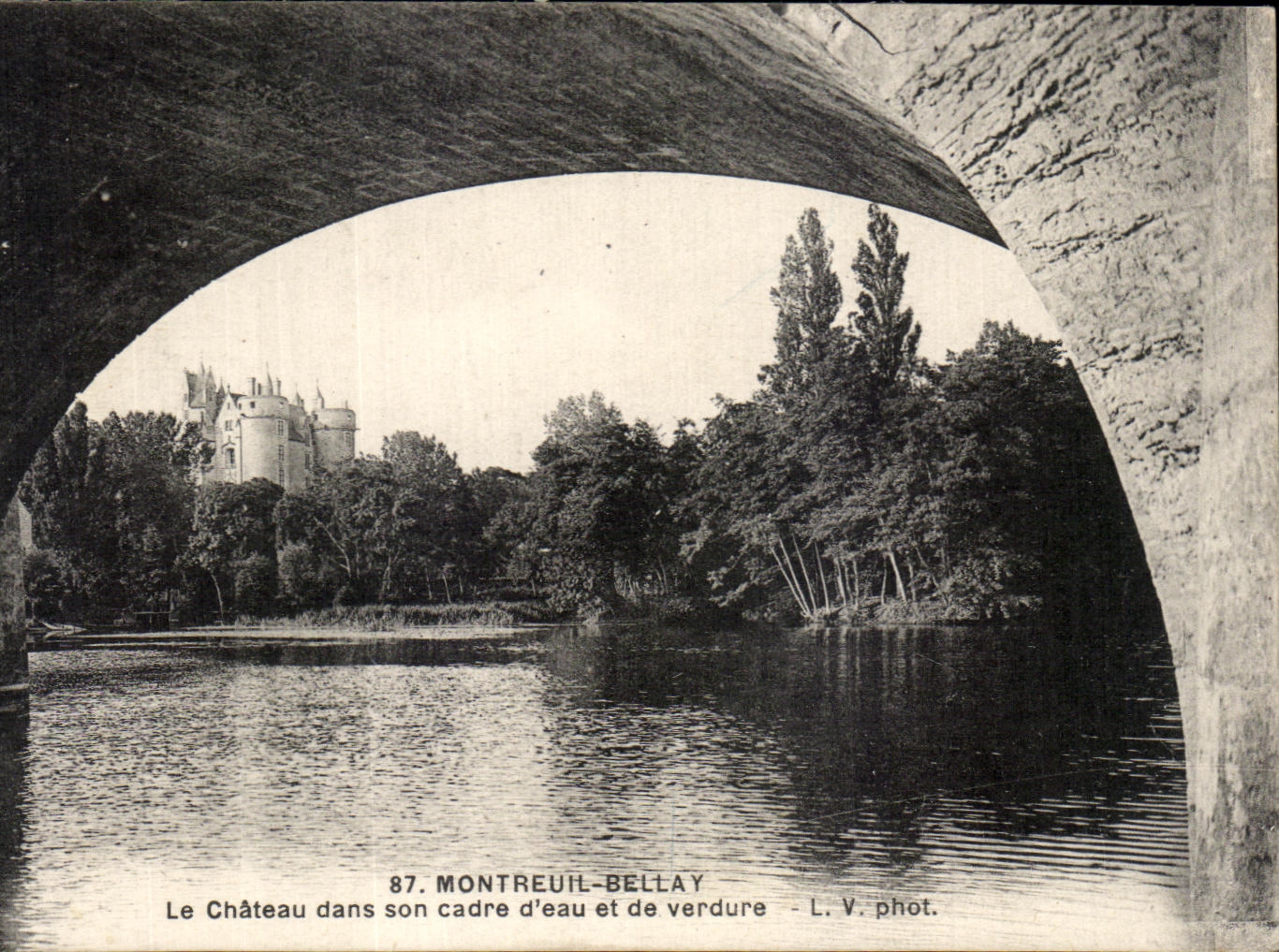 CPA Montreuil Bellay the Castle within its framework water and of Greenery