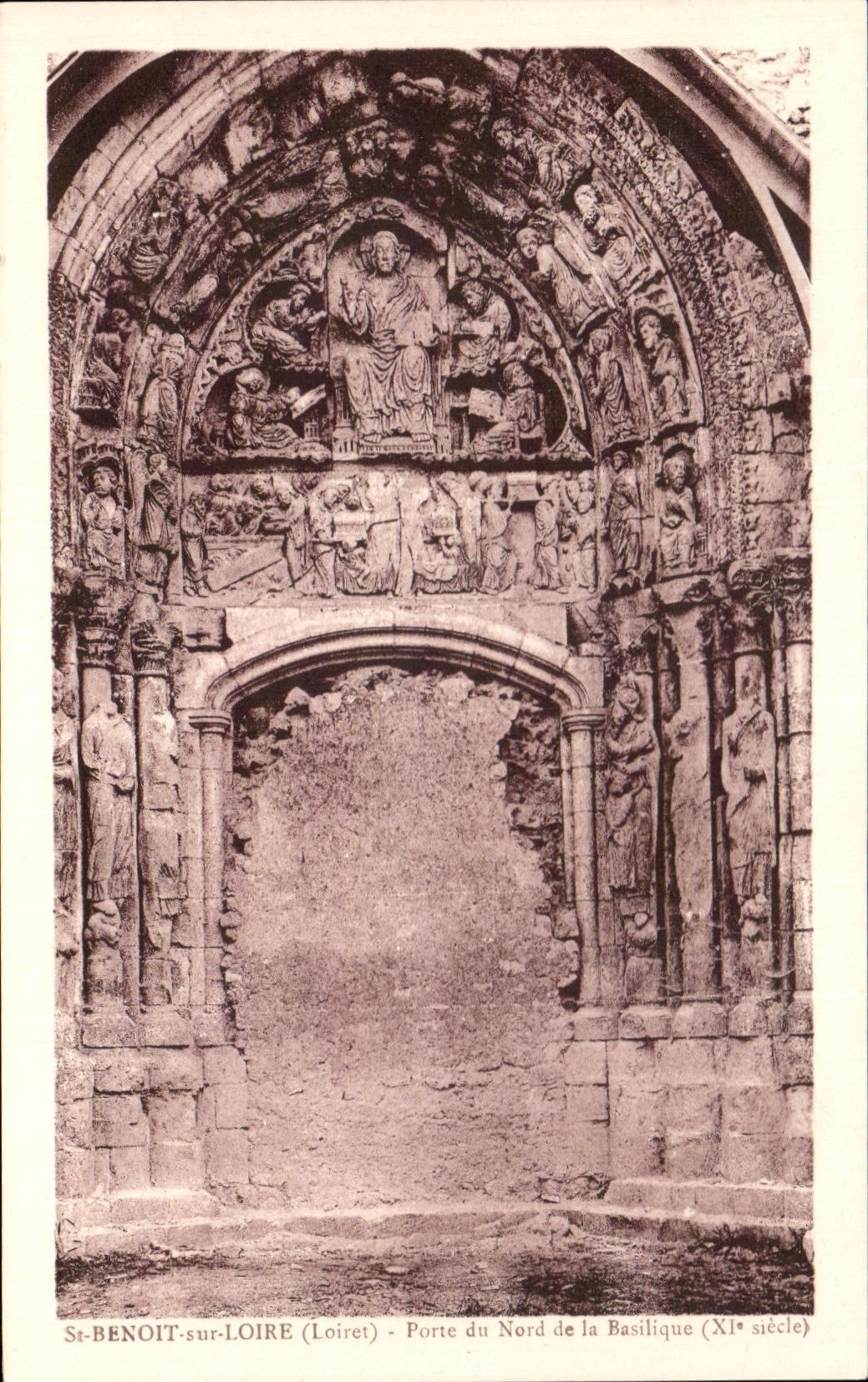 CPA Saint Benoit Sur Loire Porte du Nord de la Basilique