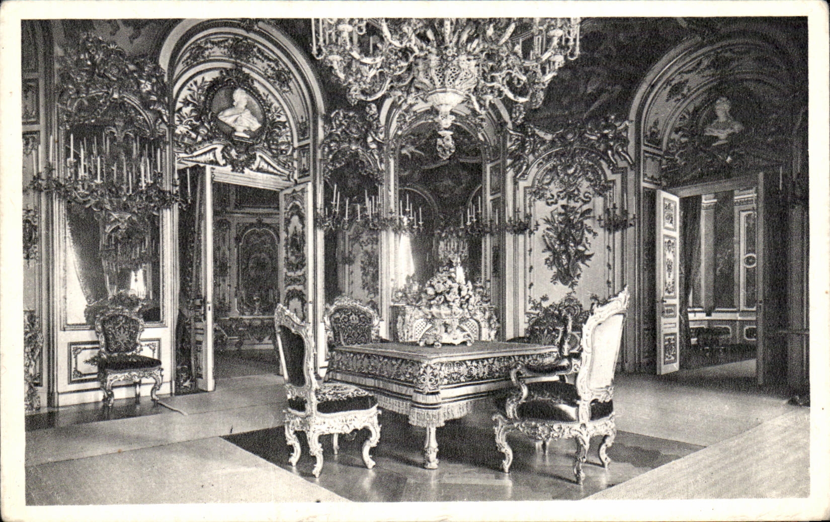 CPA Schloss Herrenchiemsee Schlafzimmer mit Tischleindeckdich Dining room