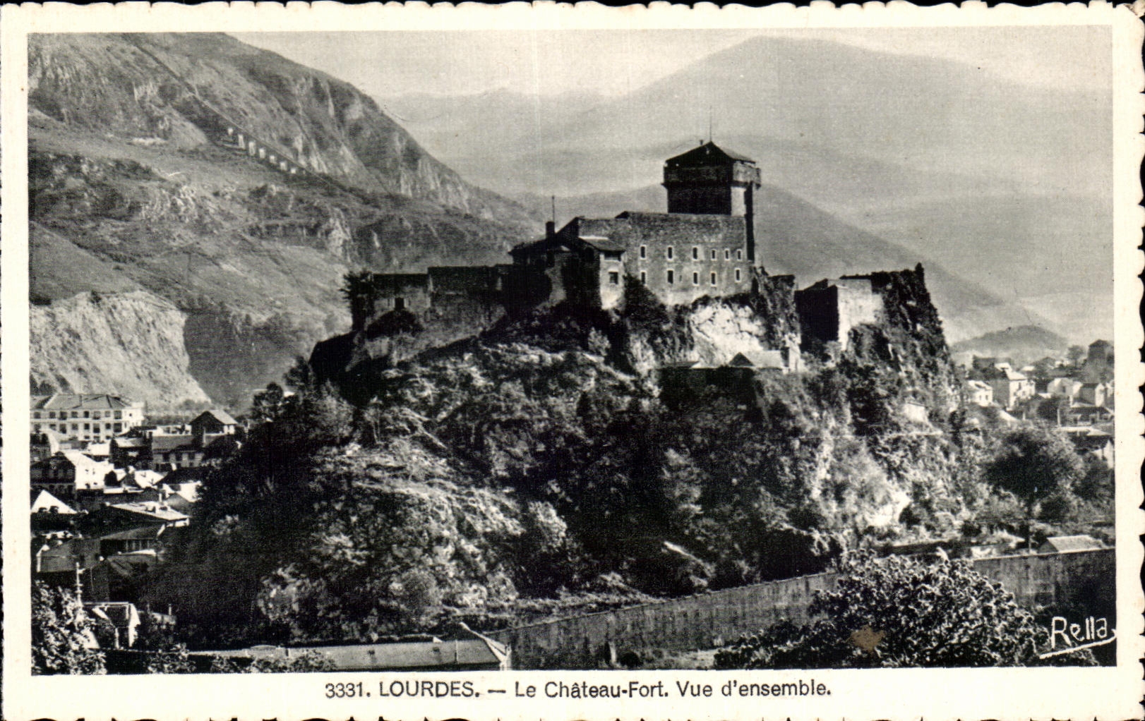 CPA Lourdes Le Chateau Fort Vue d Ensemble